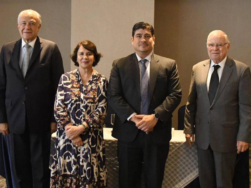 <b>POLÍTICA.</b> Los expresidentes de Colombia, Óscar Naranjo; Ecuador, Rosalía Arteaga, y de Costa Rica, Carlos Alvarado Quesada y Miguel Rodríguez llegaron a Guatemala para dar seguimiento a las elecciones de segundo nivel en ese país centroamericano.