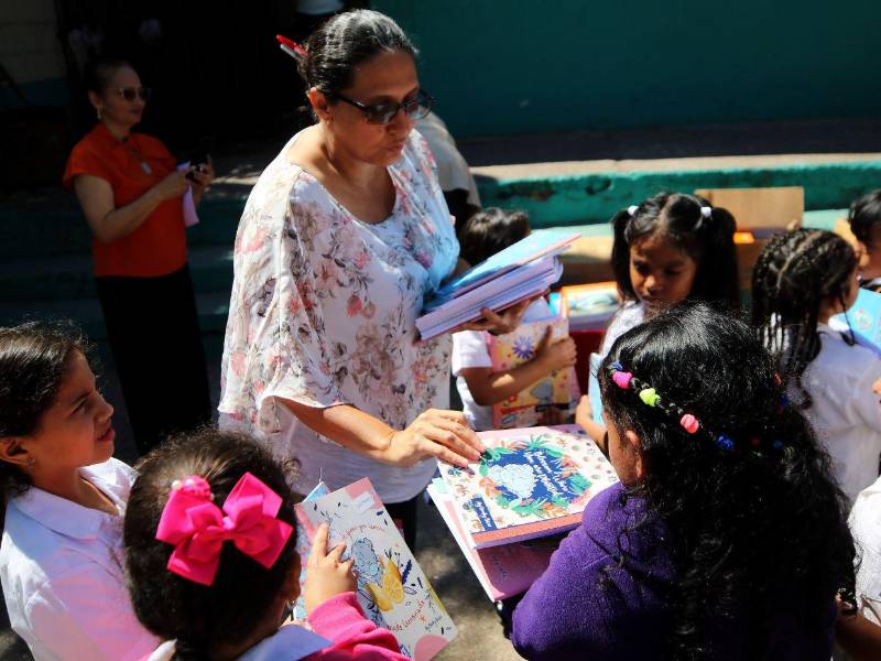 5. Cada kit escolar es más que papel y lápiz: es un puente hacia un futuro mejor para niños que sueñan con aprender y salir adelante.