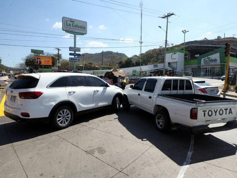 A menos de 24 horas de haber sido reinstalada la rotonda en la salida al sur de Tegucigalpa, ya había reportado el primer accidente vial en la zona. El hecho ocurrió cuando una camioneta y un pick-up colisionaron en el sector recientemente intervenido.