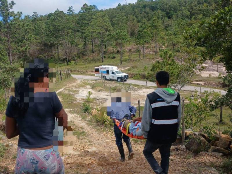 La paramédica Wendy Triminio narra que en zonas rurales de Francisco Morazán las emergencias obligan a decisiones extremas ante la falta de unidades disponibles