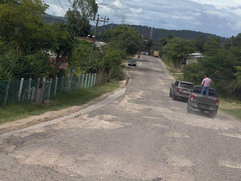 La vicealcaldía Saraí Rivera impulsa plan de bacheo y pavimentación en las aldeas y colonias del Distrito Cntral para mejorar la conectividad de los habitantes. Este es el tramo de Las Moras a Santa Rosita.