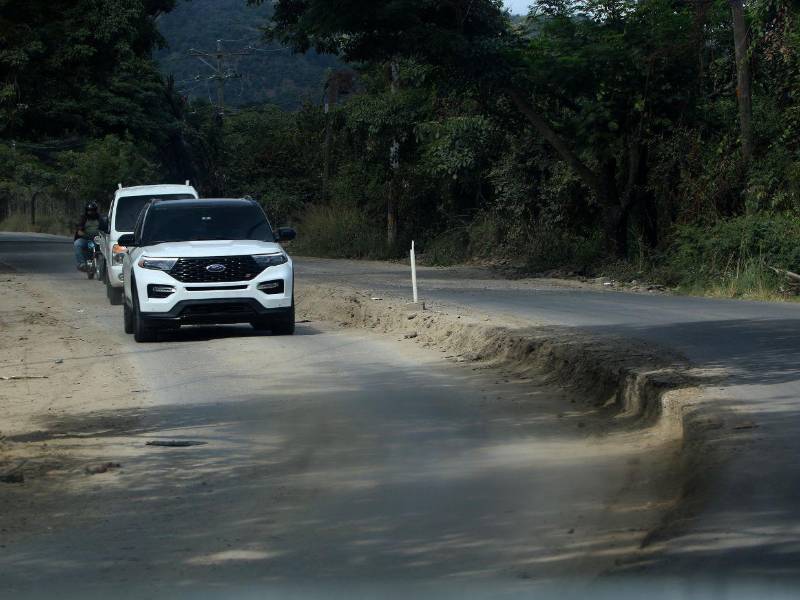 Carreteras como la de Aldea Mateo y la pavimentación de Villeda Morales lucen olvidadas, con tramos sin asfalto y retrasos constantes.
