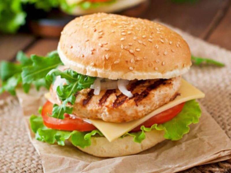 Hamburguesa de pavo contiene proteínas, esenciales para el desarrollo y reparación del cuerpo humano.