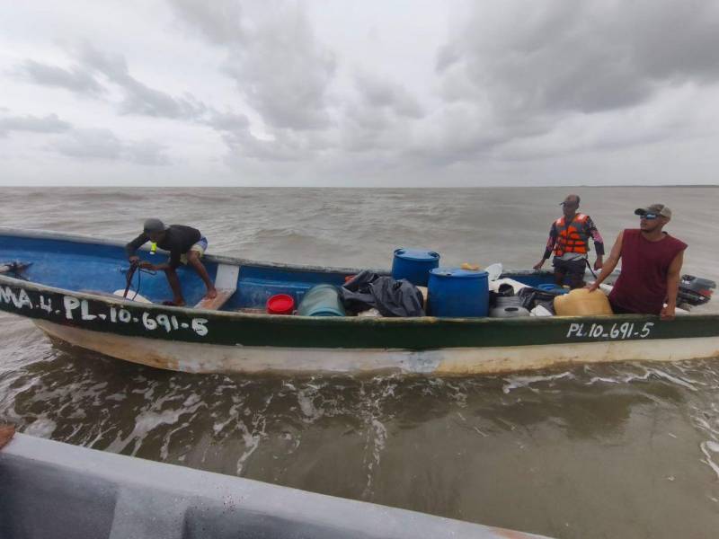 Rescatan a tres pescadores tras cuatro días desaparecidos en alta mar en Gracias a Dios