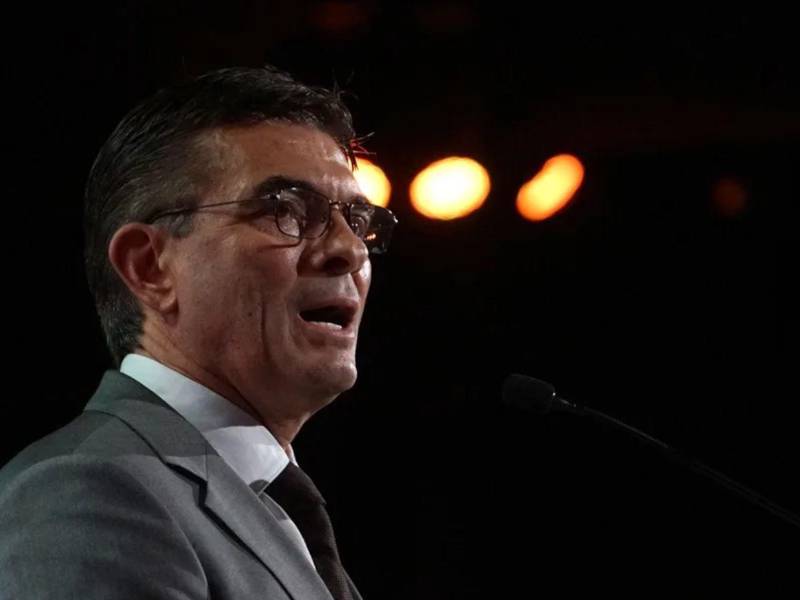 Nosotros somos el presente y el futuro y vamos a superar ese pasado de desgracia y de indignidad que se ha generado para todos los bolivianos, expresó.