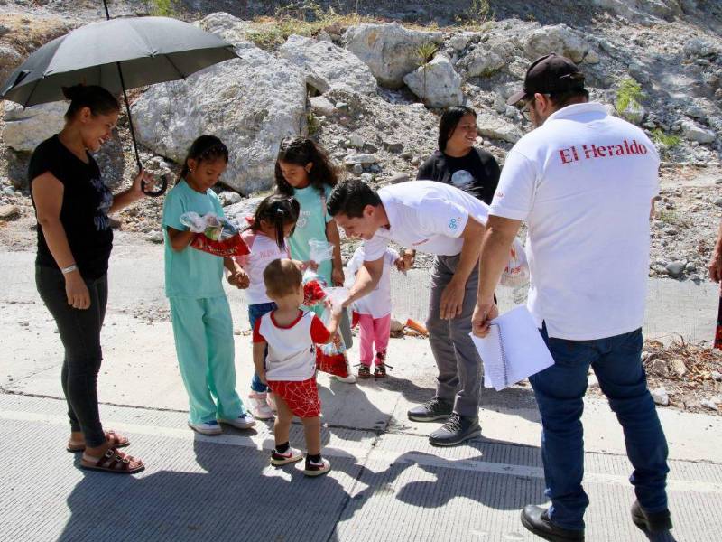 En cada calle que un pequeño estaba, el equipo de EL HERALDO llegaba a darle una pequeña bolsa con dulces que alegró el corazón de estos pequeñines.