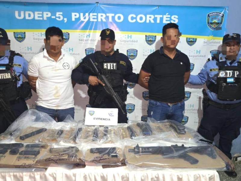 Los hombres originarios de Guatemala llevaban consigo cuatro armas de fuego y municiones.