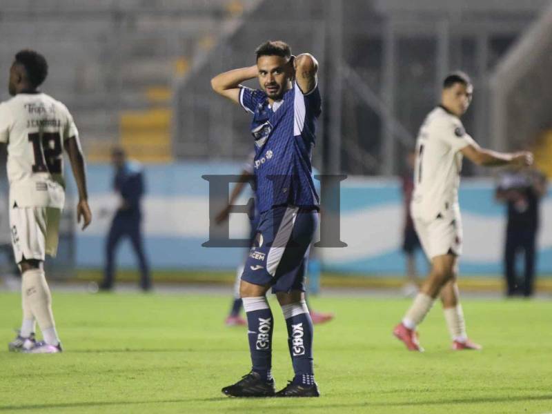 Rodrigo Gómez disparó y el balón se fue cerca del marco.