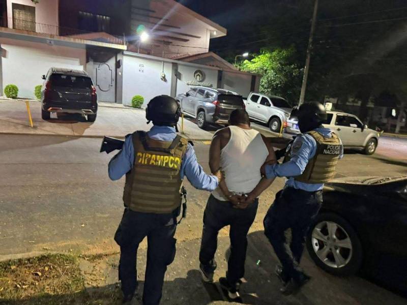 Según las autoridades, durante la operación se le decomisó un fusil AR-15, así como supuestas sustancias ilícitas.