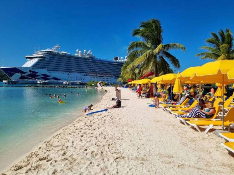 Cinco cruceros atracan en Roatán, movilizando a más de 30,000 visitantes. La llegada fortalece la economía local y proyecta a Honduras como un destino competitivo en el Caribe.