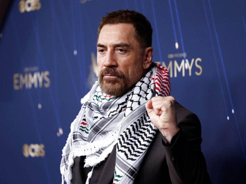 El mensaje pro Palestina del español Javier Bardem y su atuendo que completó con un pañuelo palestino.