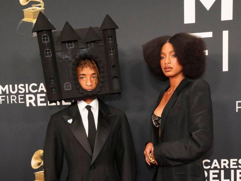 Jaden llegó junto a su hermana Willow, quien lució también extravagante con un look en lencería que tapó con un abrigo negro.