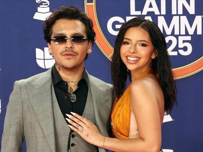 Ángela Aguilar y Christian Nodal volvieron a acaparar miradas al desfilar este jueves por la alfombra roja de los Latin Grammy 2025, marcando su segunda aparición pública consecutiva en el marco de estos premios.