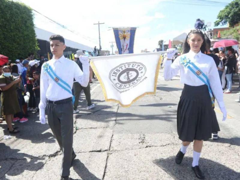 El Instituto Central Vicente Cáceres mantiene la tradición de cerrar los desfiles patrios, una participación esperada por los hondureños.