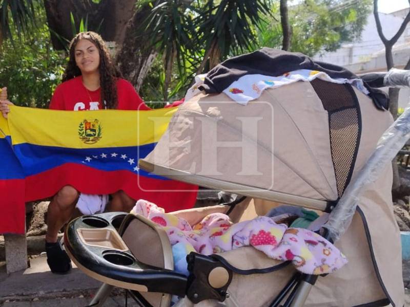 Bajo la sombra de los árboles, en el parque El Obelisco, en Comayagüela, se encuentra una joven madre junto a su pequeña Ilana, quien nació hace dos meses fuera de su país: Venezuela. Ahora agradecen a Honduras por abrirles las puertas en su nueva ruta.