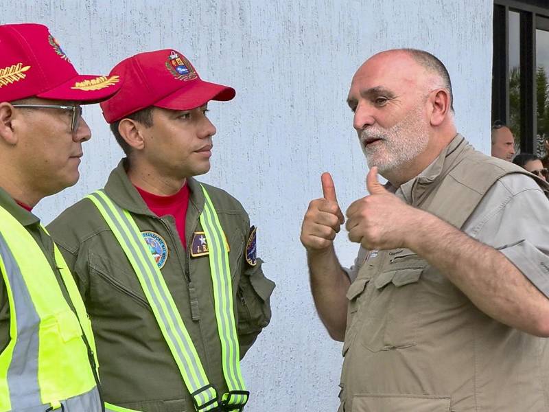 El chef español José Andrés a su llegada este 1 de julio de 2026, al aeropuerto de Valencia, en la Región Central de Venezuela, para liderar sobre el terreno las labores de emergencia de su ONG World Central Kitchen tras los devastadores terremotos ocurridos en el país venezolano.