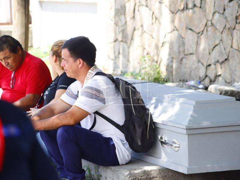 Desencajados y llenos de tristeza llegaron a la morgue de San Pedro Sul algunos de los familiares de las víctimas de una masacre en la que perdieron la vida tres personas, registrada el reciente jueves 11 de junio de 2026 al interior de un bar en el municipio de San Manuel, en el departamento de Cortés.