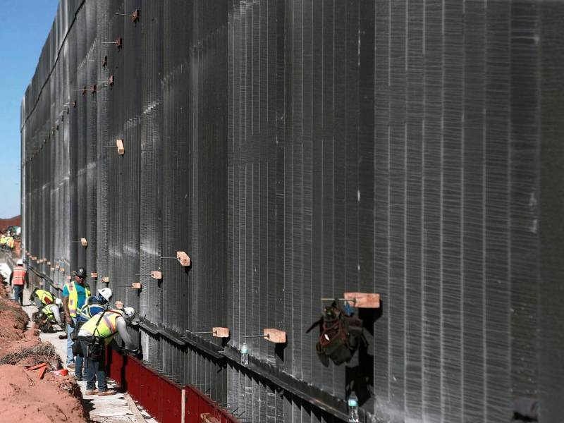 La construcción del muro negro fronterizo entre Estados Unidos y México en la zona de Santa Teresa, frente a Ciudad Juárez, forma parte de un proyecto impulsado por el Gobierno del presidente Donald Trump que contempla una inversión aproximada de 4.500 millones de dólares para reforzar la seguridad en distintos puntos de la frontera. ¿En qué consiste este gigante negro?