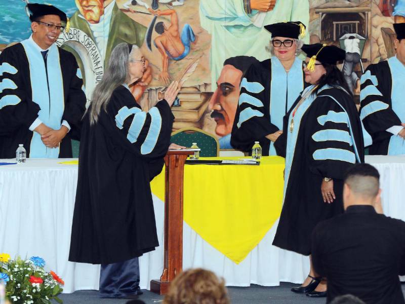 Momento en que Umaña realiza su juramento previo a recibir la magna distinción.