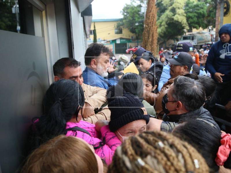 Rolando Contreras, diputado electo por el departamento de Cortés y representante del partido Innovación y Unidad (PINU), fue abucheado y agredido este martes 20 de enero mientras intentaba ingresar al Consejo Nacional Electoral (CNE) para retirar su credencial.