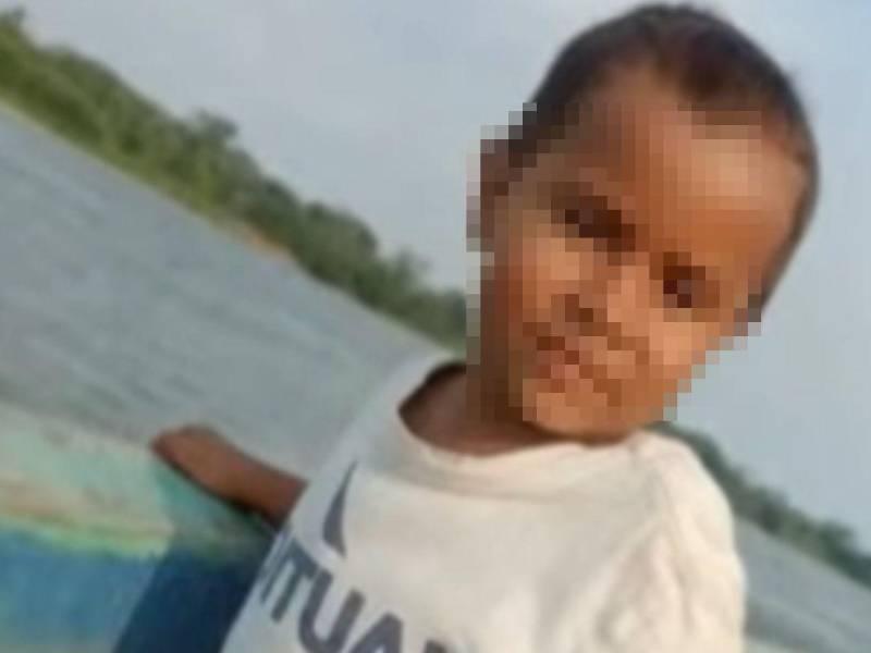 La muerte del pequeño Julio Darel Williams Rivas, de apenas 3 años de edad, ha causado dolor entre habitantes de La Mosquitia, Gracias a Dios, al nororiente del país, donde una emergencia médica terminó en tragedia por las dificultades de acceso en la zona. ¿Qué le sucedió? Te lo detallamos aquí.