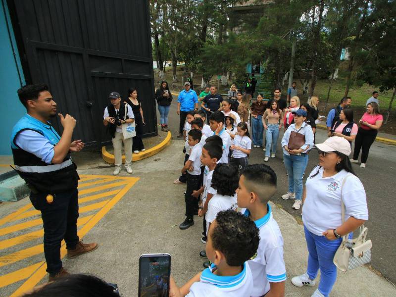 Todos los presentes siguieron las instrucciones de los ingenieros de la planta.