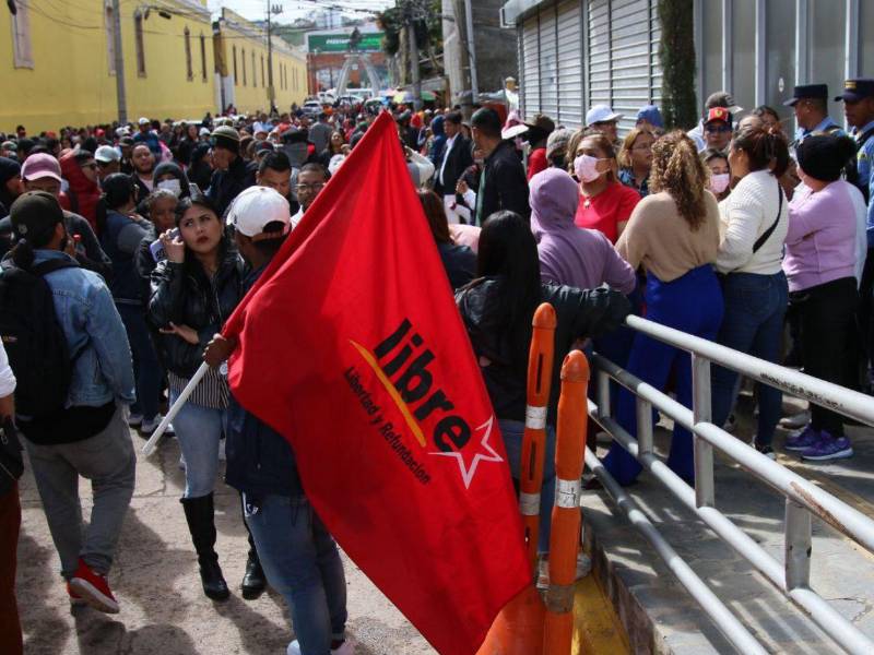Algunos de los empleados municipales, según sus autoridades, piden permiso para ir a defender a su alcalde.