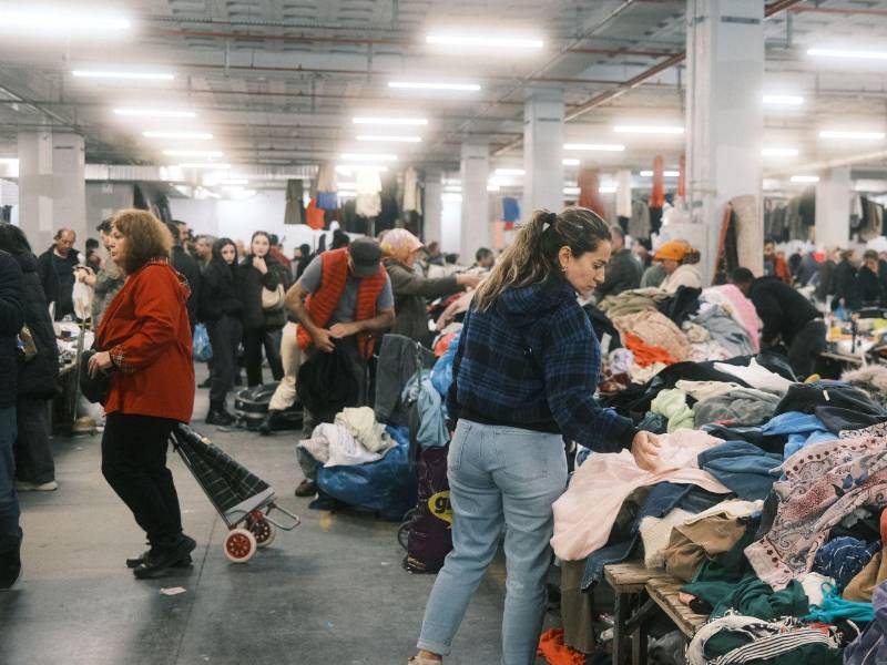 La venta de ropa usada o producto americano se ha convertido en una fuente de ingresos para numerosos emprendedores en Honduras. Sin embargo, una nueva exigencia de la Secretaría de Salud ha generado preocupación entre comerciantes, quienes aseguran que ahora se les solicita contar con una licencia sanitaria para continuar con sus actividades.