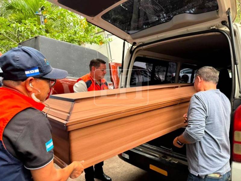 Tras permanecer en la Morgue del Ministerio Público desde la noche del lunes, el cuerpo de Wualys Fuentes fue retirado por sus familiares luego de completar el protocolo forense.