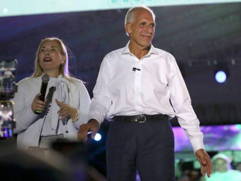 Nasry Asfura junto a su esposa durante la campaña política.