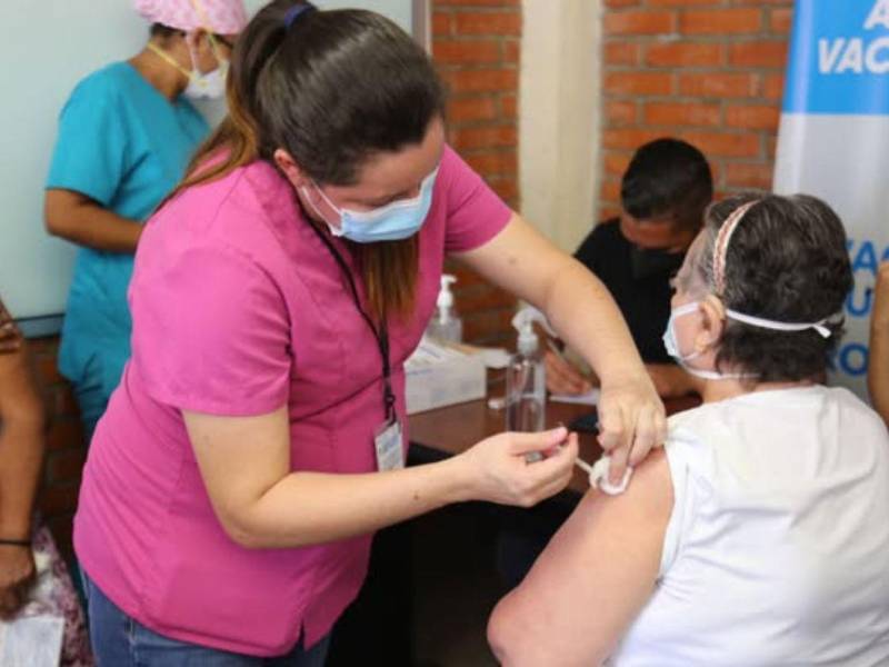 Los adultos mayores y personas que están en riesgo por sus enfermedades de base son los más vulnerables, por lo que se recomienda se apliquen la vacuna contra la influenza.