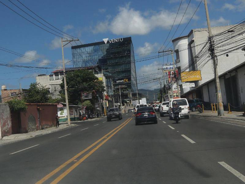 El plan piloto en Los Alcaldes contempla un carril exclusivo para motos para evaluar su impacto en la movilidad y seguridad vial capitalina.