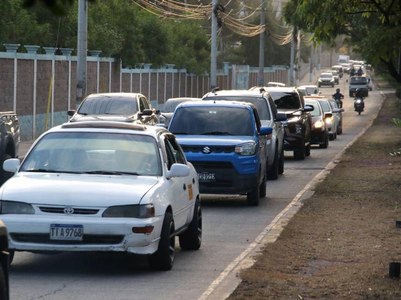 El flujo constante de vehículos en los alrededores de la Villa Olímpica evidencia la alta demanda del complejo y refuerza la necesidad de crear nuevas villas deportivas en otros sectores de la capital.