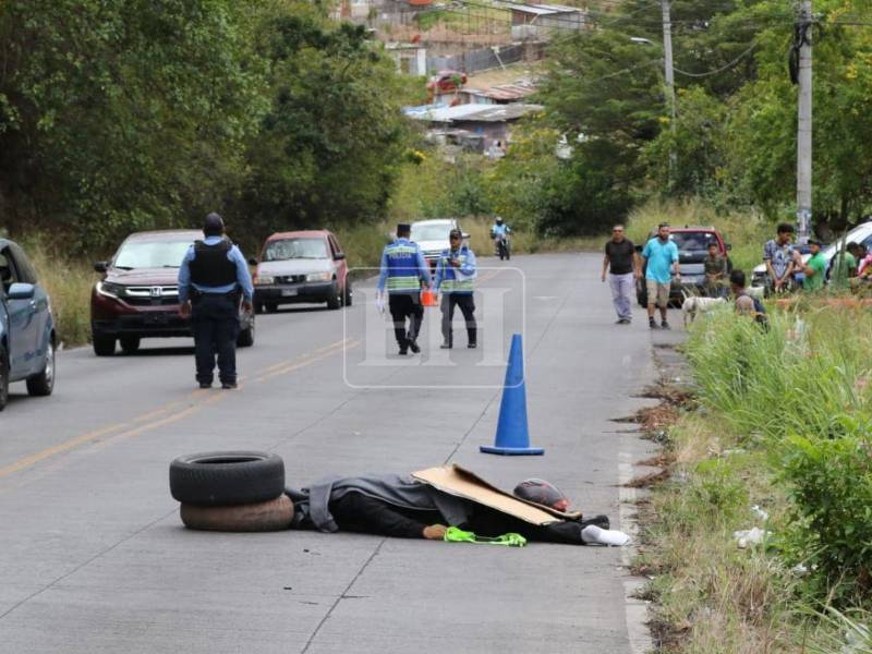 El cuerpo del hombre quedó a la orilla de la calle, mientras que la moto estaba entre la maleza.