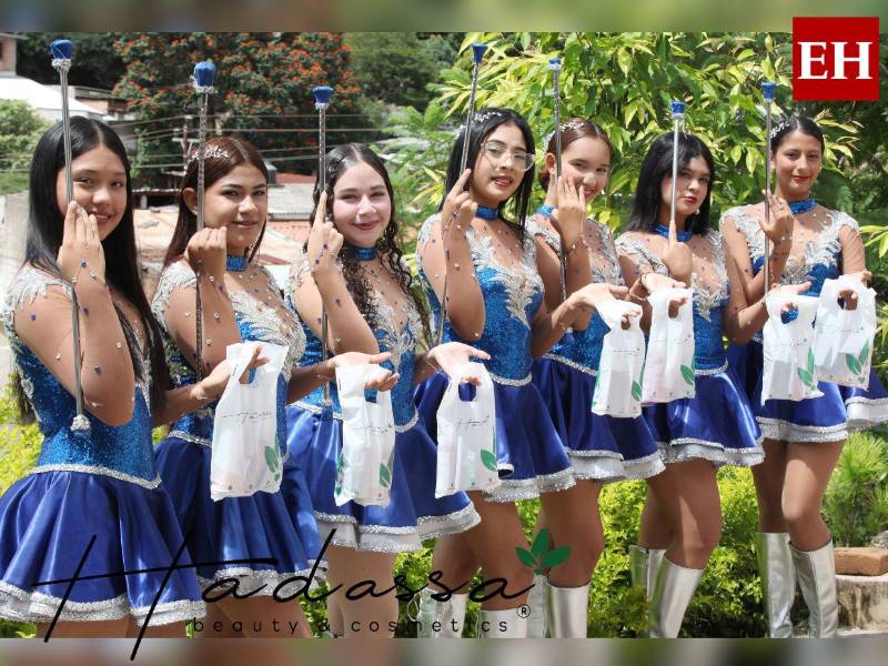 Las chicas posaron contentas con sus kits de cuidado personal.