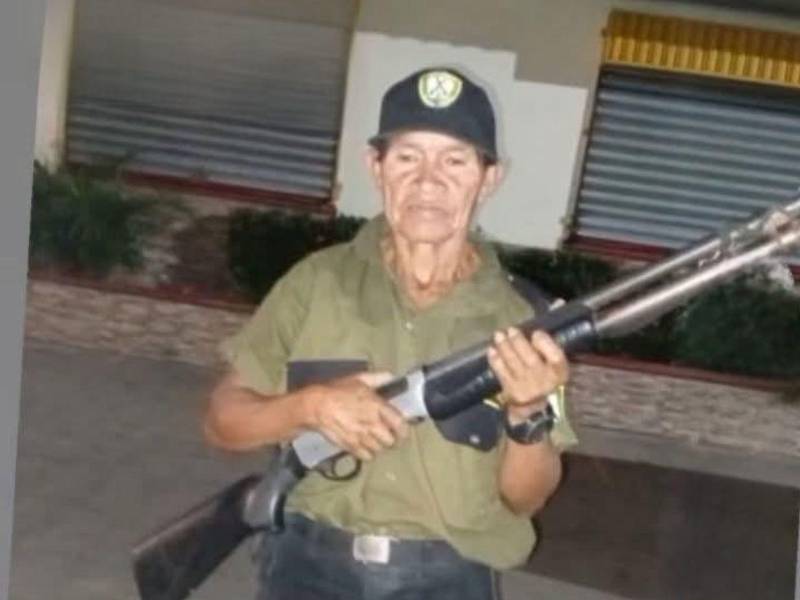 Los golpes fueron tan contundentes que el guardia cayó de inmediato al suelo, sin posibilidad de defenderse.