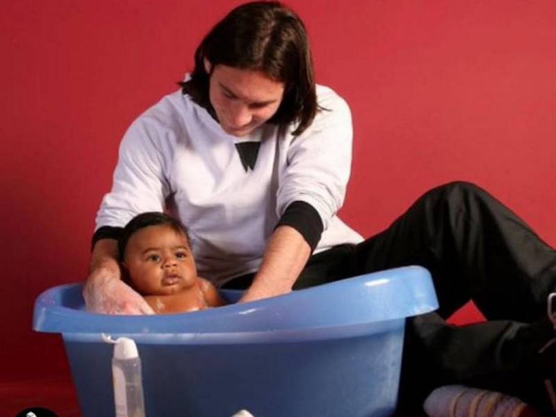En 2007 y en el marco de un anuncio, Messi apareció bañando al bebé Lamine Yamal.