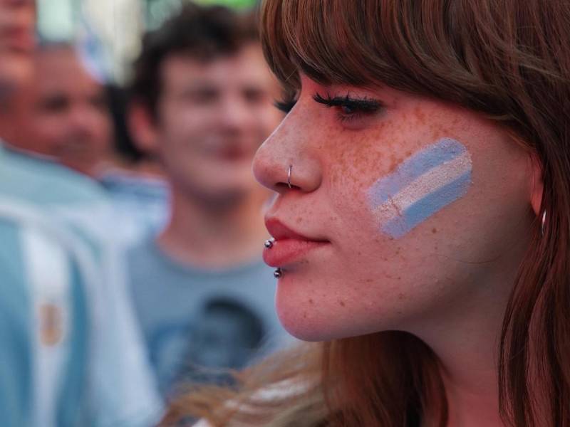 Con camisetas, banderas de todos los tamaños y bombos, miles de argentinos llenaron el parque Mill Creek, en Kansas, en un banderazo que quedará en el recuerdo de quienes participaron y de quienes se acercaron a observarlo. Argentina se enfrenta a Argelia en el Mundial 2026.
