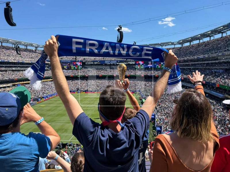 Aficionados franceses y senegaleses convierten los alrededores y la gradería del MetLife Stadium en una colorida fiesta mundialista. Aquí las imágenes del emocionante encuentro.