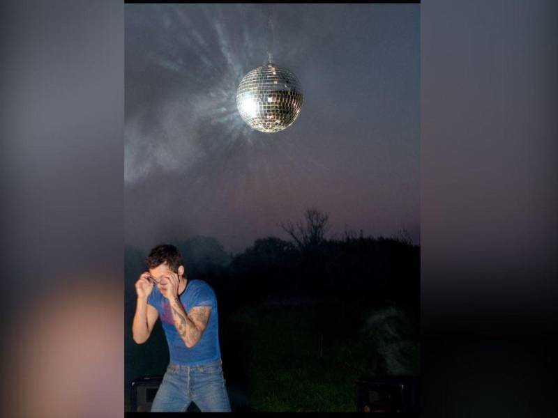 Esta es la imagen que eHarry Styles publicó en su perfil de Instagram con la leyenda: Kiss All The Time. Disco, Occasionally.