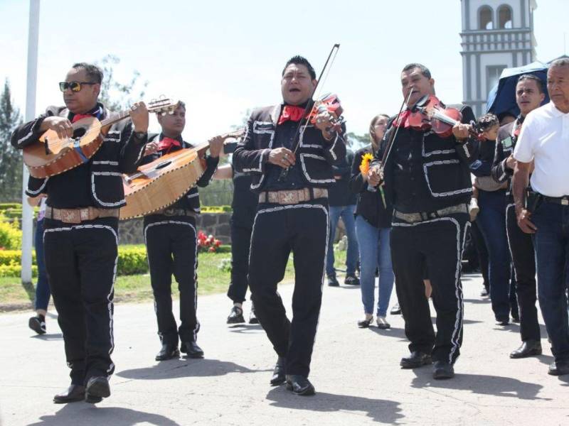 Un grupo de mariachis interpretó y tocó varias piezas de los mexicanos Vicente Fernández y Antonio Aguilar.Foto