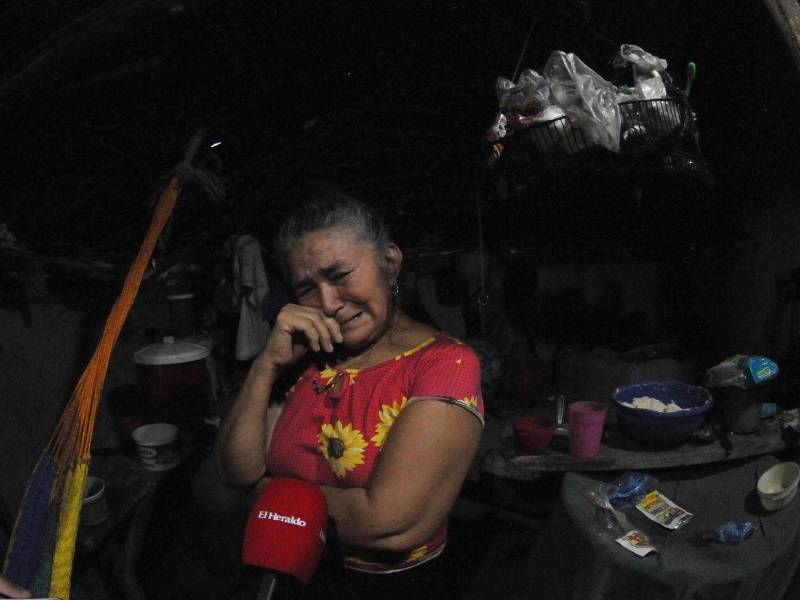 Doña María Concepción Aguiler, una hondureña que vive en el empobrecido Corredor Seco, llora porque los alimentos escasean a causa de la sequía.