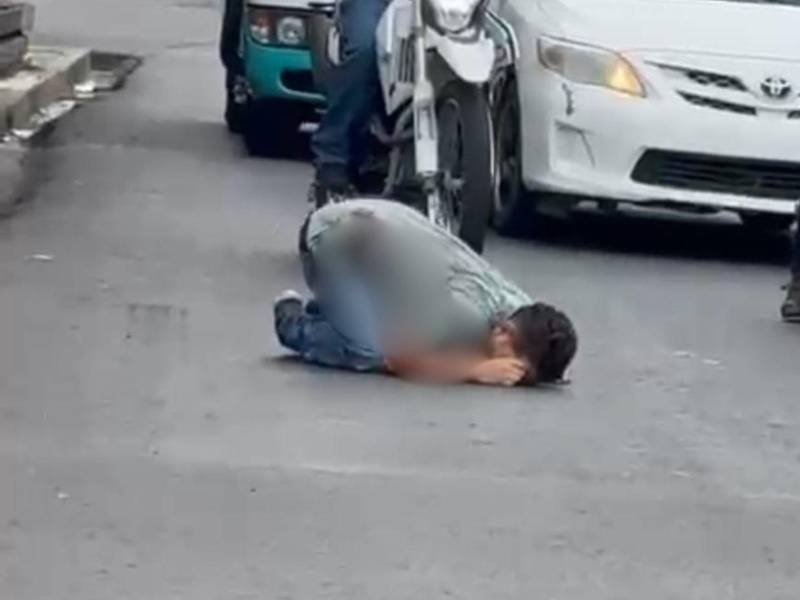 El conductor de la unidad salió corriendo de la unidad para evitar los disparos.