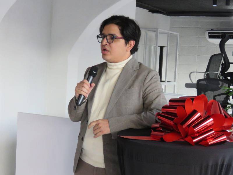 El fundador de Agora Furniture, Fredy Canizales, brindó las palabras de bienvenida a los invitados especiales a la apertura de la nueva tienda.