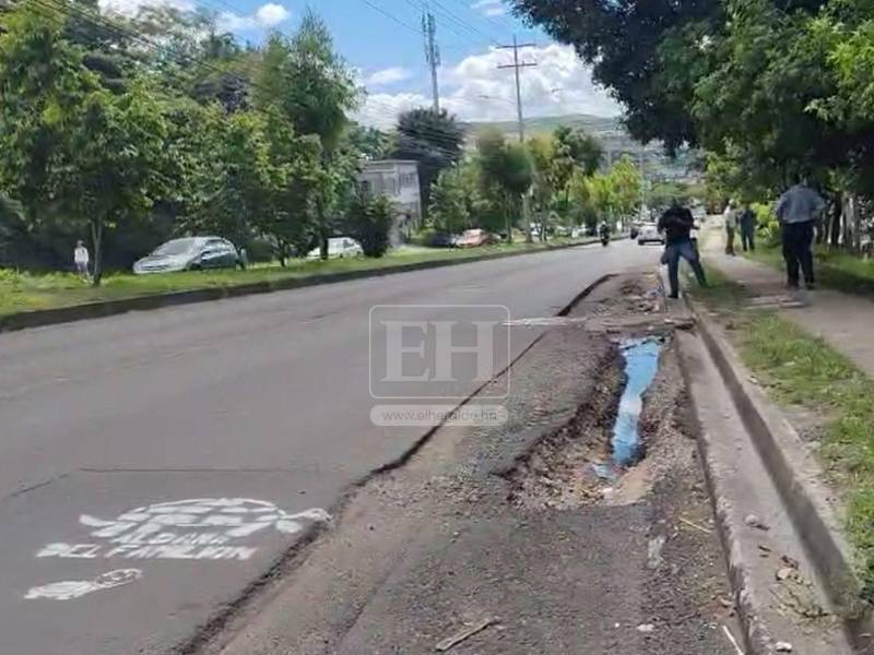 Los conductores están molestos por un enorme bache en la calle.