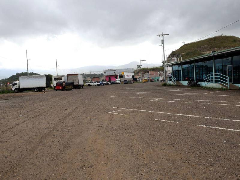 El proyecto que prometía ordenar el transporte del sur capitalino luce abandonado; comerciantes aseguran que solo quedaron anuncios.