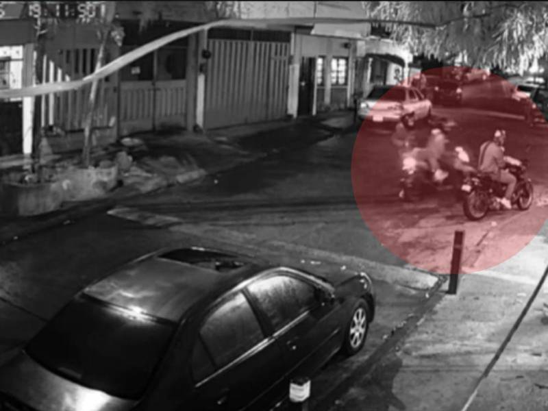 En el video se observa a la víctima detenida sobre su motocicleta, con su teléfono celular en la mano y un cartón de huevos colocado sobre el tanque de gasolina.