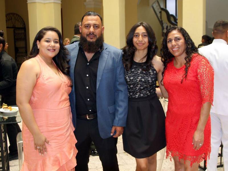 Pamela Pino junto a Emilio, Jael y Mariela Flores.