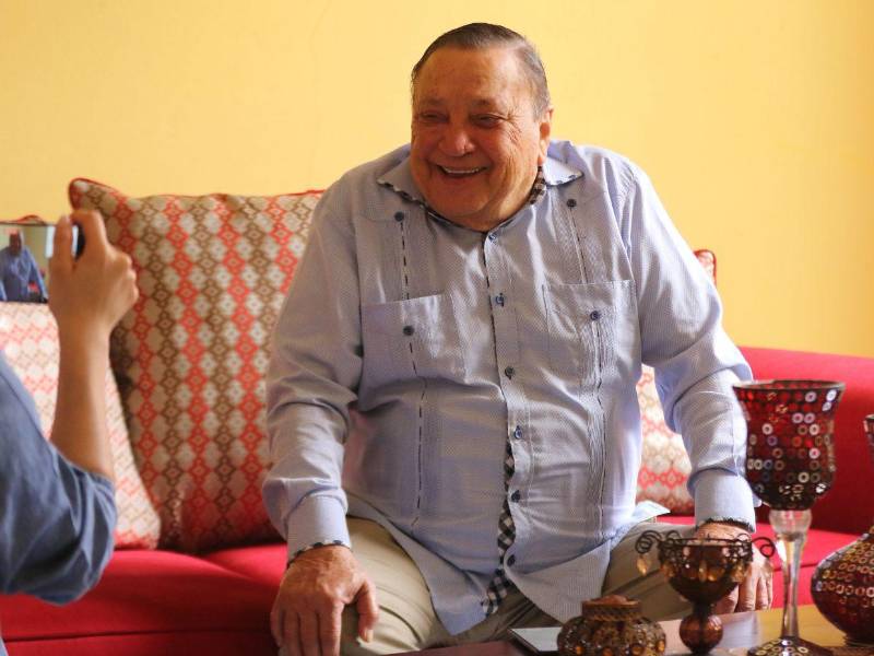 Con una sonrisa en su rostro, don Augusto Aguilar contó algunas travesuras que realizó de niño y que se salieron de control, como cuando jugando quemó un rancho. Nadie supo que fue él.