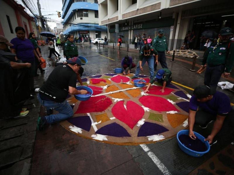Las coloridas alfombras se han convertido en una costumbre durante la Semana Mayor. En las alfombras realizan coloridos diseños, pero también plasman la muerte y resurrección de Jesús.